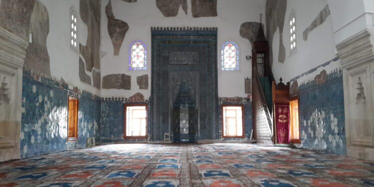 Edirne’deki Muradiye Camii çinileri ve kalem işleri özenle korunuyor