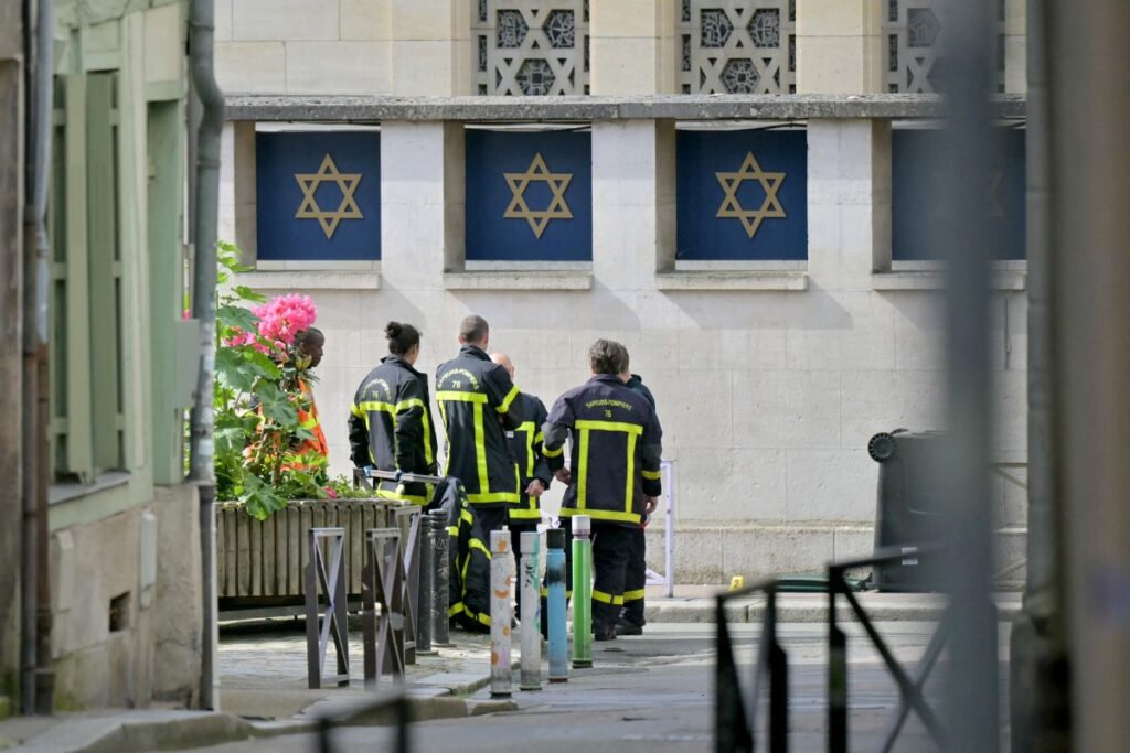 FRANSA | Antisemitizm tehdidi büyüyor; Polis, sinagog yakmaya çalışan bıçaklı bir kişiyi vurarak öldürdü