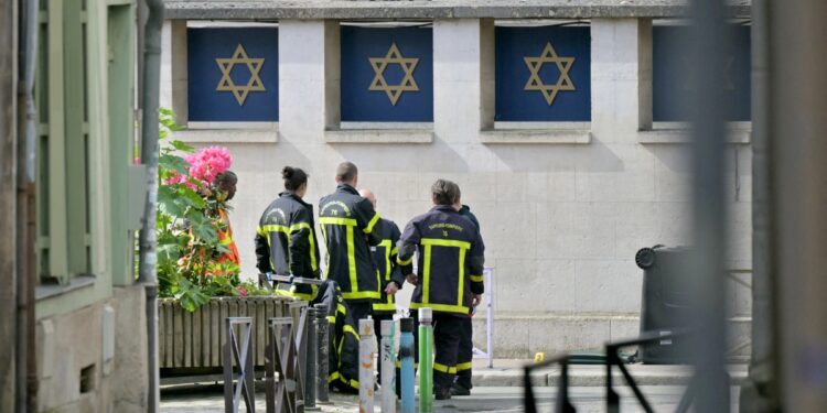 FRANSA | Antisemitizm tehdidi büyüyor; Polis, sinagog yakmaya çalışan bıçaklı bir kişiyi vurarak öldürdü
