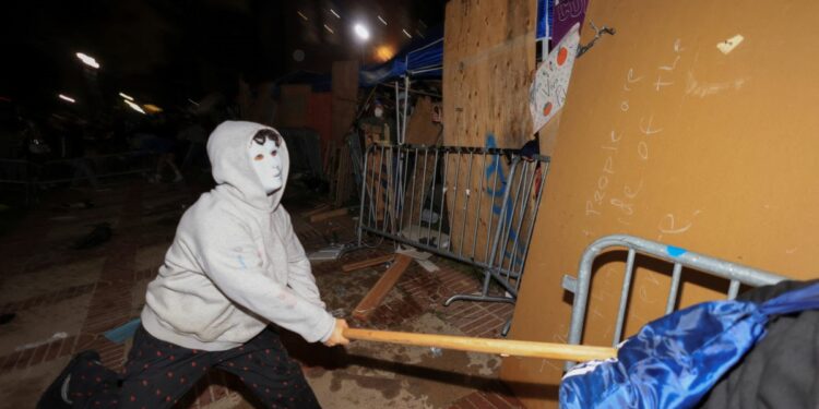 Filistin protestosuna İsrail yanlısı grup saldırdı, öğrenciler dövüldü