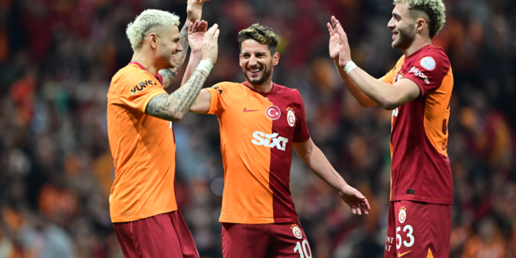 Galatasaray Sivasspor'u 6-1 mağlup etti! Fenerbahçe'nin rekorunu kırdı!