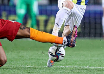 Galatasaray ve Fenerbahçe son iki haftaya şampiyonluk umutlarıyla giriyor