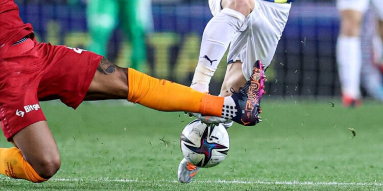 Galatasaray ve Fenerbahçe son iki haftaya şampiyonluk umutlarıyla giriyor