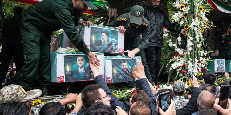 Helikopter kazasında ölmüştü; Reisi’nin cenaze namazını dini lider Hamaney kıldırdı