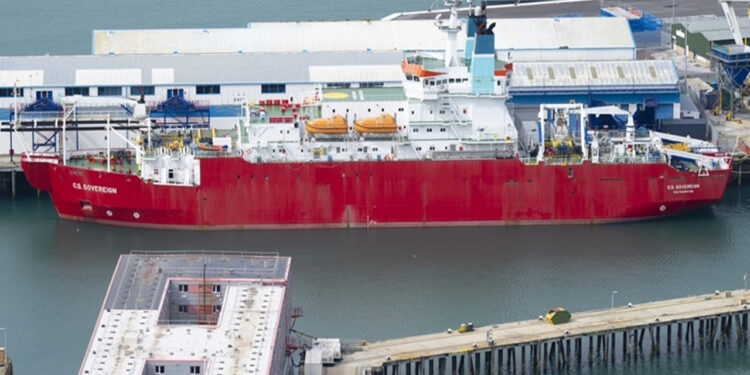 İngiltere, sığınmacıları göçmen gemisine taşıyor: Aktivistler ile polis arasında arbede yaşandı