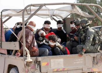 İsrailli cezaevi yetkilisi Filistinliler’e işkenceyi anlattı, elleri sürekli kelepçeli durmaktan kesiliyormuş