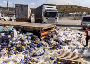 İsrailli yerleşimciler yardım kamyonlarına saldırdı, İsrail kendi askerlerini tankla vurdu