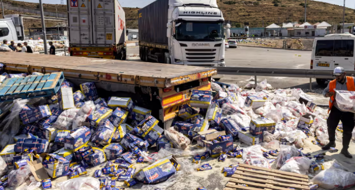 İsrailli yerleşimciler yardım kamyonlarına saldırdı, İsrail kendi askerlerini tankla vurdu