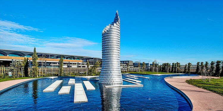 İstanbul Havalimanı'ndaki alüminyum atıklar çocuklara ithaf edilen anlamlı bir esere dönüştü