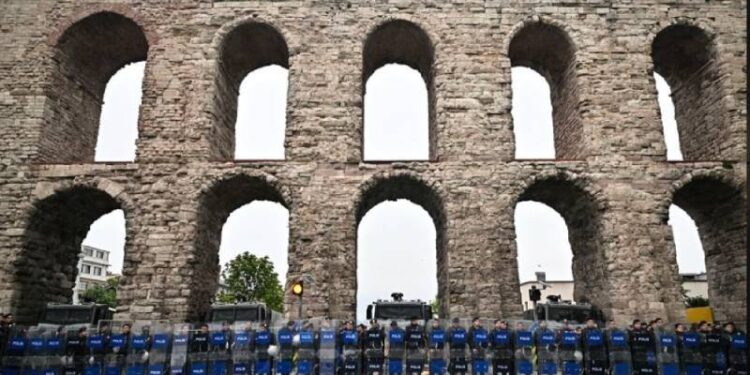 İstanbul'da 1 Mayıs'tan gözaltına alınan 27 kişi daha tutuklandı!