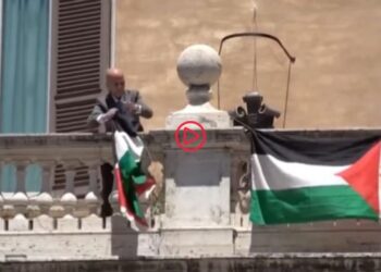 İtalyan siyasetçinin Gazze eylemi: Balkona tırmanarak bayrak astı