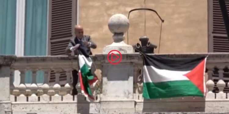 İtalyan siyasetçinin Gazze eylemi: Balkona tırmanarak bayrak astı