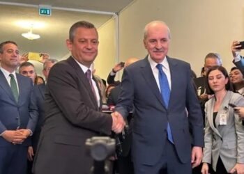 Kurtulmuş ile görüşen Özel: Anayasaya uyulmuyorken yeni anayasa yapsanız ne olur?