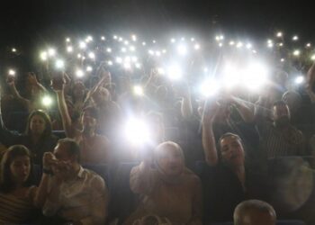 Sasa Amed’teki konserinde yasakları protesto etti