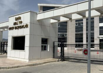 Sokakta bulunan yağ ve deri parçaları, 'merdiven altı' karın germe ameliyatında çıkarılmış