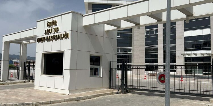 Sokakta bulunan yağ ve deri parçaları, 'merdiven altı' karın germe ameliyatında çıkarılmış