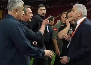 Takımla birlikte sahaya gelen Ali Koç'tan Galatasaray yöneticisine: Buradan çıkmazsan dayak yiyeceksin!