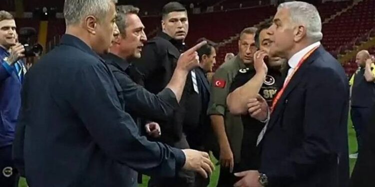 Takımla birlikte sahaya gelen Ali Koç'tan Galatasaray yöneticisine: Buradan çıkmazsan dayak yiyeceksin!