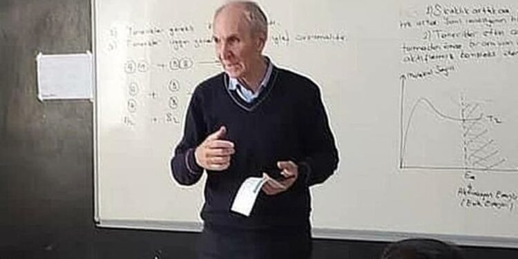 Okuldan atılan öğrenci, müdüre kurşun yağdırdı