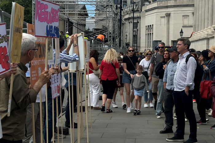 ‘İnsanlık Karikatürleri’ Londra’nın ikonik mekanlarında