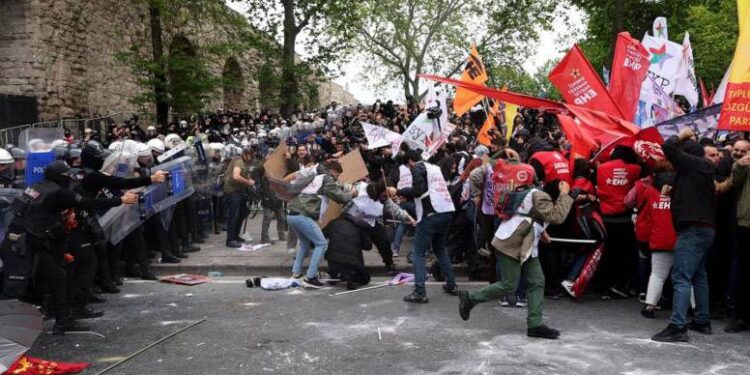 1 Mayıs'ta tutuklanan 11 kişi yurt dışına çıkış yasağı şartıyla tahliye edildi