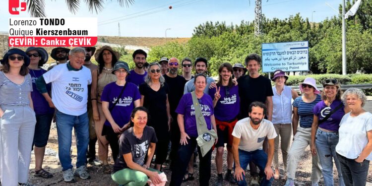 Yardım kamyonlarını engelleyen yerleşimcilerin önüne geçen ufak bir grup İsrailli