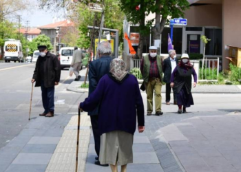 60 yaş üstü vatandaşlar İŞKUR kapılarında iş bekliyor
