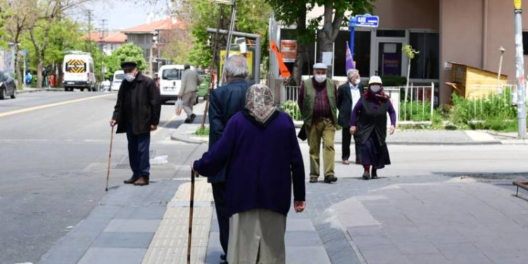 60 yaş üstü vatandaşlar İŞKUR kapılarında iş bekliyor