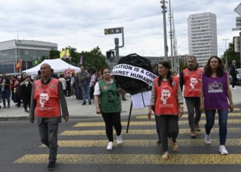BM önüne siyah çelenk bırakıldı: Tecridi görmezden gelemezsiniz