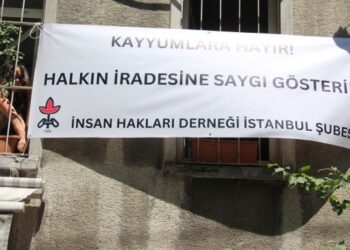 İHD binasına ‘Kayyumlara hayır’ pankartı astı