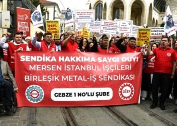 Mersen işçileri grevlerini Fransa Konsolosluğu önünde taşıdı