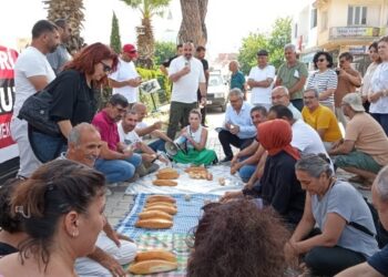 Belediye işçilerinden ‘soğan ve ekmekli’ protesto