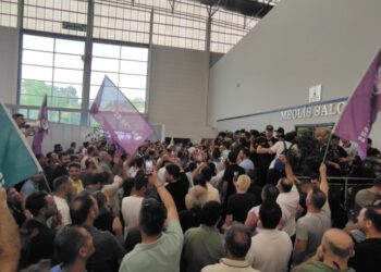 İzmir Büyükşehir Belediyesi’nde işçiye polis barikatı