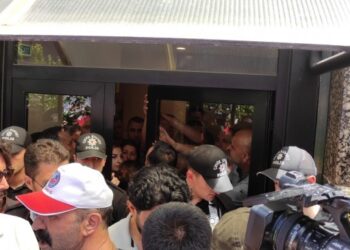 İzBB çalışanları barikatı yıktı