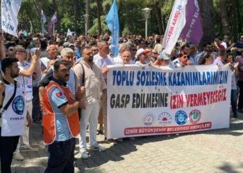 İzmir’de belediye çalışanları TİS için eylemde