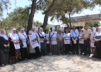 Cezaevleri önünden seslendiler: Tecrit barışa giden yolun önündeki tek engeldir