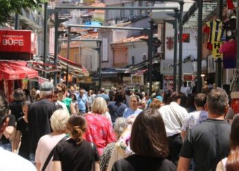 İzmirliler: Ekonomi köklü değişimle düzelir