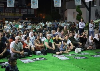 Belediyeler önünde nöbetteler: Kayyım demokrasiye darbedir