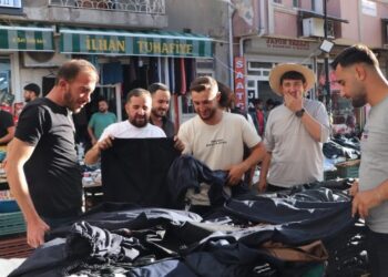 Wan’da bayram alışverişi: Çocuklara elbise alamıyoruz