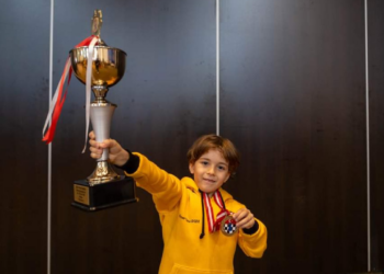 7 rakibini de mat etti: 7 yaşında Avrupa Şampiyonu oldu