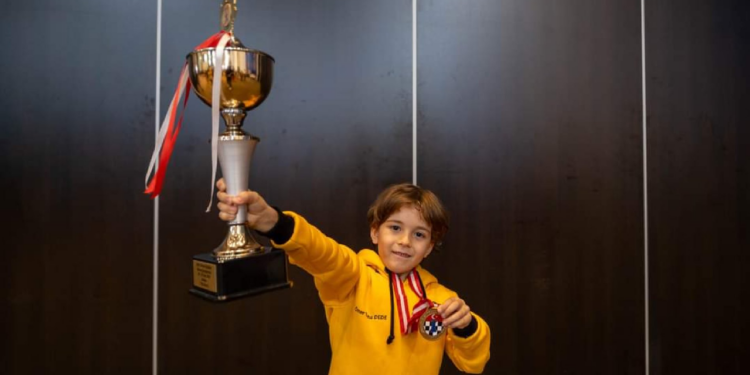 7 rakibini de mat etti: 7 yaşında Avrupa Şampiyonu oldu