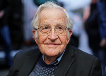 ABD’li yazar Noam Chomsky’nin öldüğü ileri sürülmüştü; eşi yalanladı