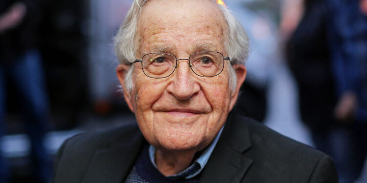 ABD’li yazar Noam Chomsky’nin öldüğü ileri sürülmüştü; eşi yalanladı