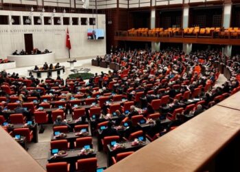 AKP’li Ensarioğlu DEM Parti’li Beştaş’a hakaret etti, üzerine yürüdü