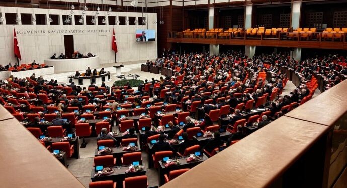 AKP’li Ensarioğlu DEM Parti’li Beştaş’a hakaret etti, üzerine yürüdü