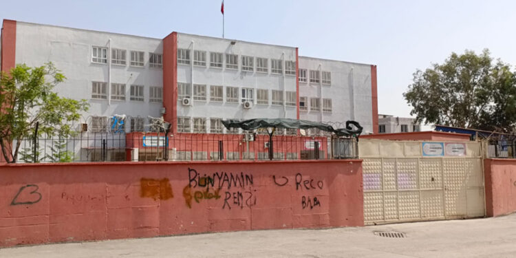 Adana’da deprem riski sebebiyle boşaltılan 35 okul kaderine terk edildi