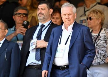 Ali Koç okulda sürekli dayak yiyip, eve gelip kırıp döken şımarık çocuk gibi davranıyor