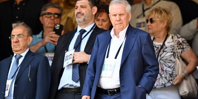 Ali Koç okulda sürekli dayak yiyip, eve gelip kırıp döken şımarık çocuk gibi davranıyor