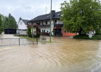Almanya'nın güneyi sele teslim: Bir itfaiyeci öldü, hızlı tren raydan çıktı
