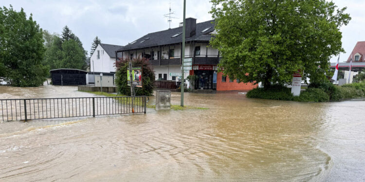 Almanya'nın güneyi sele teslim: Bir itfaiyeci öldü, hızlı tren raydan çıktı